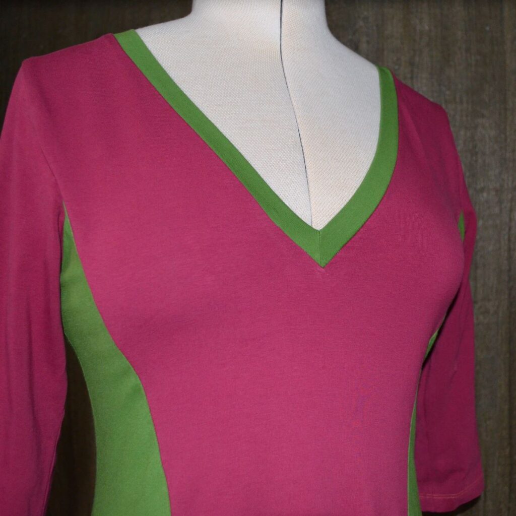 Pink-grünes-Jerseykleid mit V-Ausschnitt-und-Dreiviertelärmeln