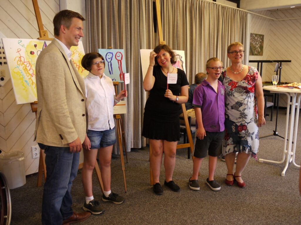 Ausstellungseröffnung in Ladenburg, Inklusion-gelebt-erlebt-gezeichnet, Herr Schmutz mit den drei Künstlern-ein Beitrag von atelier herzblume