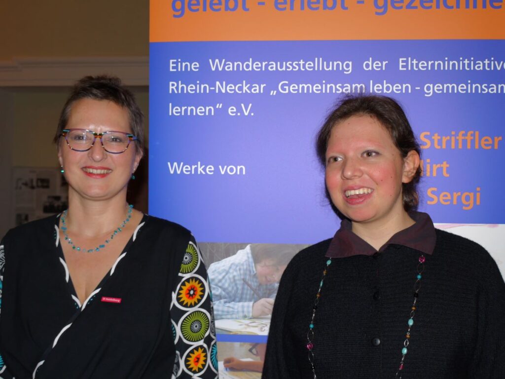 Ausstellungseröffnung in Ladenburg, Inklusion-gelebt-erlebt-gezeichnet, Helma Striffler und Frau Reiß_altelier-herzblume