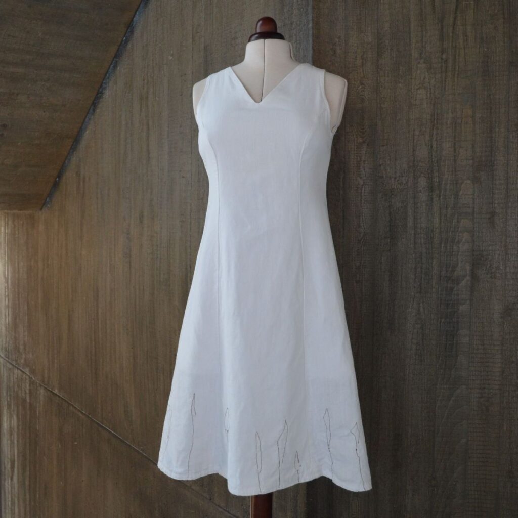 weisses-Leinenkleid-mit-Stickerei_atelier-herzblume.jpg